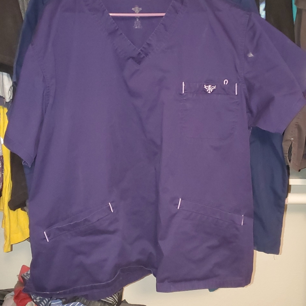 Scrub top purple/pink
